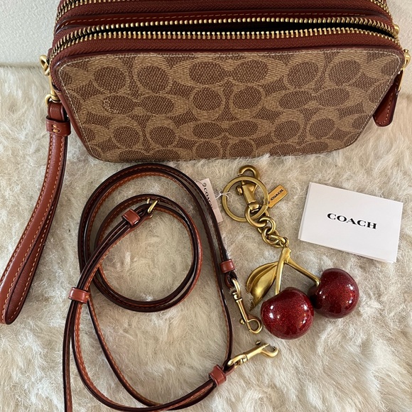 LIKE NEW COACH KIRA CROSSBODY with signature canvas. - Picture 4 of 12